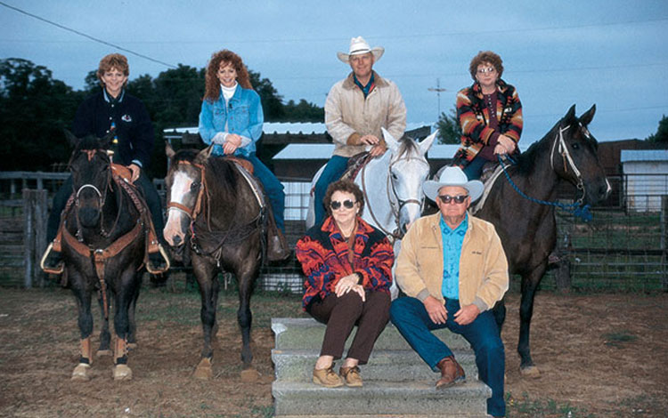 Reba McEntire y su familia posan a caballo en su rancho familiar en Oklahoma.